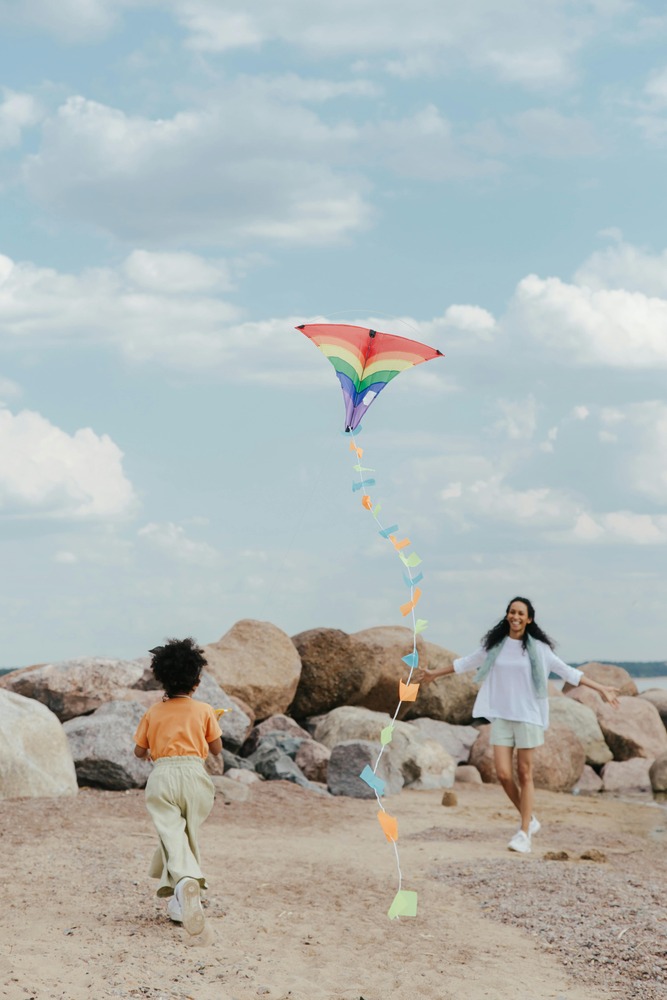Mother and her child flying a kite at the beach. Image courtesy of Ron Lach, Pexels